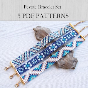 Könnte beinhalten: Drei Peyote-Stich-Armbänder mit geometrischen und floralen Mustern in Blau-, Weiß- und Metallic-Kupfertönen. Jedes Armband hat goldfarbene Endkappen und Karabinerverschlüsse. Der Text lautet: Peyote Bracelet Set 3 PDF PATTERNS.
