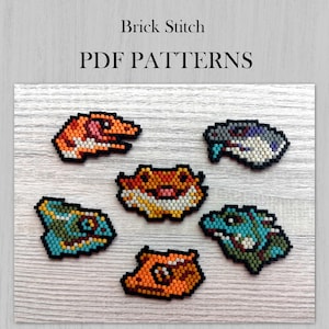 Può includere: Cinque disegni di teste di animali in perline colorate, tra cui una lucertola rosso e arancione, una lucertola blu e verde, un serpente grigio e blu e due pesci arancioni e bianchi, su uno sfondo di legno. Il testo "Brick Stitch PDF Patterns" è in alto nell'immagine.