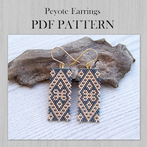 Puede incluir: Pendientes rectangulares de cuentas con un patrón geométrico en gris y melocotón. Los pendientes tienen ganchos dorados. El texto "Peyote Earrings PDF PATTERN" está en la parte superior de la imagen.