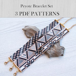 Peut inclure: Trois bracelets en point peyote avec des motifs géométriques en perles noires, blanches et grises. Chaque bracelet possède des embouts et un fermoir mousqueton dorés. Le texte "Peyote Bracelet Set 3 PDF PATTERNS" est affiché en haut.