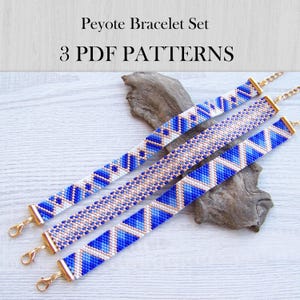 Peut inclure: Trois bracelets peyote perlés bleus, blancs et dorés, avec des fermoirs dorés. Les bracelets présentent des motifs géométriques et sont présentés sur une surface en bois clair. Le texte en haut indique "Peyote Bracelet Set" et "3 PDF PATTERNS".