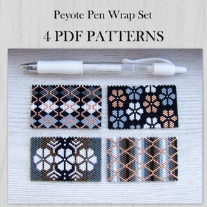 Op de afbeelding: Een Peyote penomhulselset met 4 PDF-patronen. De afbeelding toont een witte balpen boven vier rechthoekige kralenpanelen, elk met verschillende geometrische en bloemmotieven in zwart, wit, grijs en koperkleurige tinten.