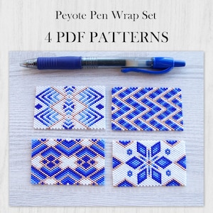 Puede incluir: Un conjunto de patrones para envolver bolígrafos Peyote con 4 diseños en PDF en azul, blanco y dorado metálico. La imagen muestra un bolígrafo azul sobre cuatro muestras rectangulares de cuentas, cada una con un patrón geométrico único.