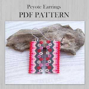 Peut inclure: Boucles d'oreilles rectangulaires perlées avec un motif géométrique rouge, rose, gris et blanc. Les boucles d'oreilles sont présentées sur un morceau de bois flotté sur un fond en bois blanc. Le texte "Peyote Earrings PDF PATTERN" est en haut.