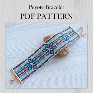 以下が含まれることがあります： ターコイズ、ブルー、ゴールドのビーズでできた幾何学模様のブレスレット。ペヨーテステッチで作られており、ゴールドの留め具が付いています。画像には「Peyote Bracelet PDF PATTERN」というテキストが含まれています。