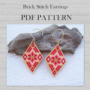 Pode incluir: Um par de brincos de ponto de tijolo vermelho e dourado com formato de diamante e design floral. Os brincos estão sobre uma superfície de madeira. PDF PATTERN.