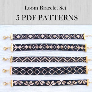 Peut inclure: Présentation de cinq modèles de bracelets tissés, chacun avec un motif géométrique unique en perles noires et crème. Les bracelets sont dotés de fermoirs et de chaînes dorées. Le texte "Loom Bracelet Set" et "5 PDF PATTERNS" est en haut.
