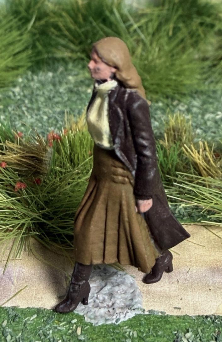 Oo Scale Statue OO Scale Model Railway Figure Woman in Long Coat and Boots 3D Scale ...