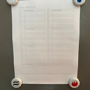 Puede incluir: Una hoja de papel blanca con una lista de verificaci&oacute;n diaria para la semana. La lista de verificaci&oacute;n incluye una casilla para marcar para cada d&iacute;a de la semana, con la opci&oacute;n de escribir tareas. La lista de verificaci&oacute;n tambi&eacute;n incluye una secci&oacute;n para recordatorios semanales, con el texto "Recuerda jugar a Runescape".