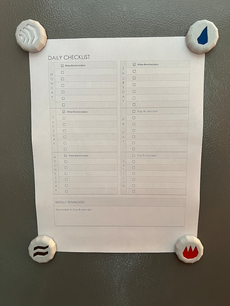 Puede incluir: Una hoja de papel blanca con una lista de verificaci&oacute;n diaria para la semana. La lista de verificaci&oacute;n incluye una casilla para marcar para cada d&iacute;a de la semana, con la opci&oacute;n de escribir tareas. La lista de verificaci&oacute;n tambi&eacute;n incluye una secci&oacute;n para recordatorios semanales, con el texto "Recuerda jugar a Runescape".