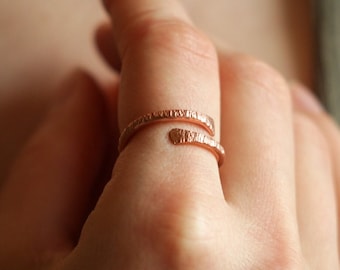 Anillo de cobre puro texturizado, anillo martillado apilable minimalista, regalos de joyería hechos a mano, joyería de ansiedad por artritis, regalo de novia novio