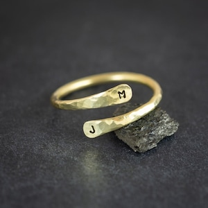 Anillo de oro martillado grabado, anillos personalizados con letras personalizadas, joyas de latón hechas a mano, regalos personalizados, regalo para novia, novio, esposa y esposo