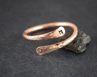 Anillo grabado, anillos personalizados con letras personalizadas, joyas hechas a mano de cobre puro, regalo personalizado para el séptimo aniversario, regalo para novia o novio