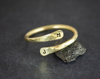 Anillo de oro martillado grabado, anillos personalizados con letras personalizadas, joyas de latón hechas a mano, regalos personalizados, regalo para novia, novio, esposa y esposo