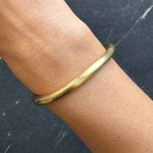 Handgefertigter dicker Messing Armreif: Verstellbares Boho Armreif