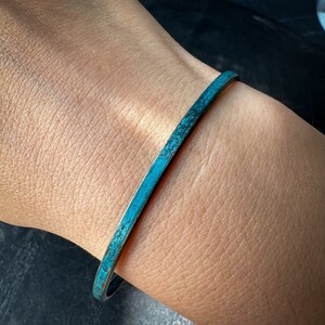 Armband blauw gepatineerd messing: handgemaakte verstelbare manchetarmband