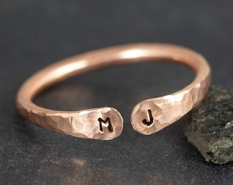 Anillo grabado personalizado de cobre, joyería personalizada minimalista, regalo del séptimo aniversario, anillos a juego de pareja martillados, regalo único de marido y esposa