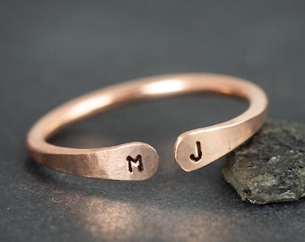 Anillo grabado con iniciales personalizadas, anillos de cobre personalizados hechos a mano, juego de anillos para parejas, regalos personalizados únicos, regalo de joyería para el séptimo aniversario