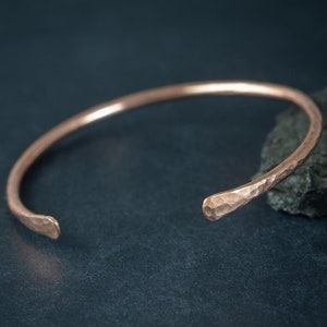 Pulsera de puño de cobre puro apilable delicada ajustable, regalos para mujeres hombres él su niña mamá, ansiedad y artritis curando joyería hecha a mano imagen 1