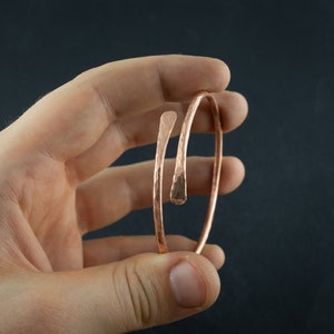 Pulsera apilable de cobre puro hecha a mano: brazalete curativo minimalista