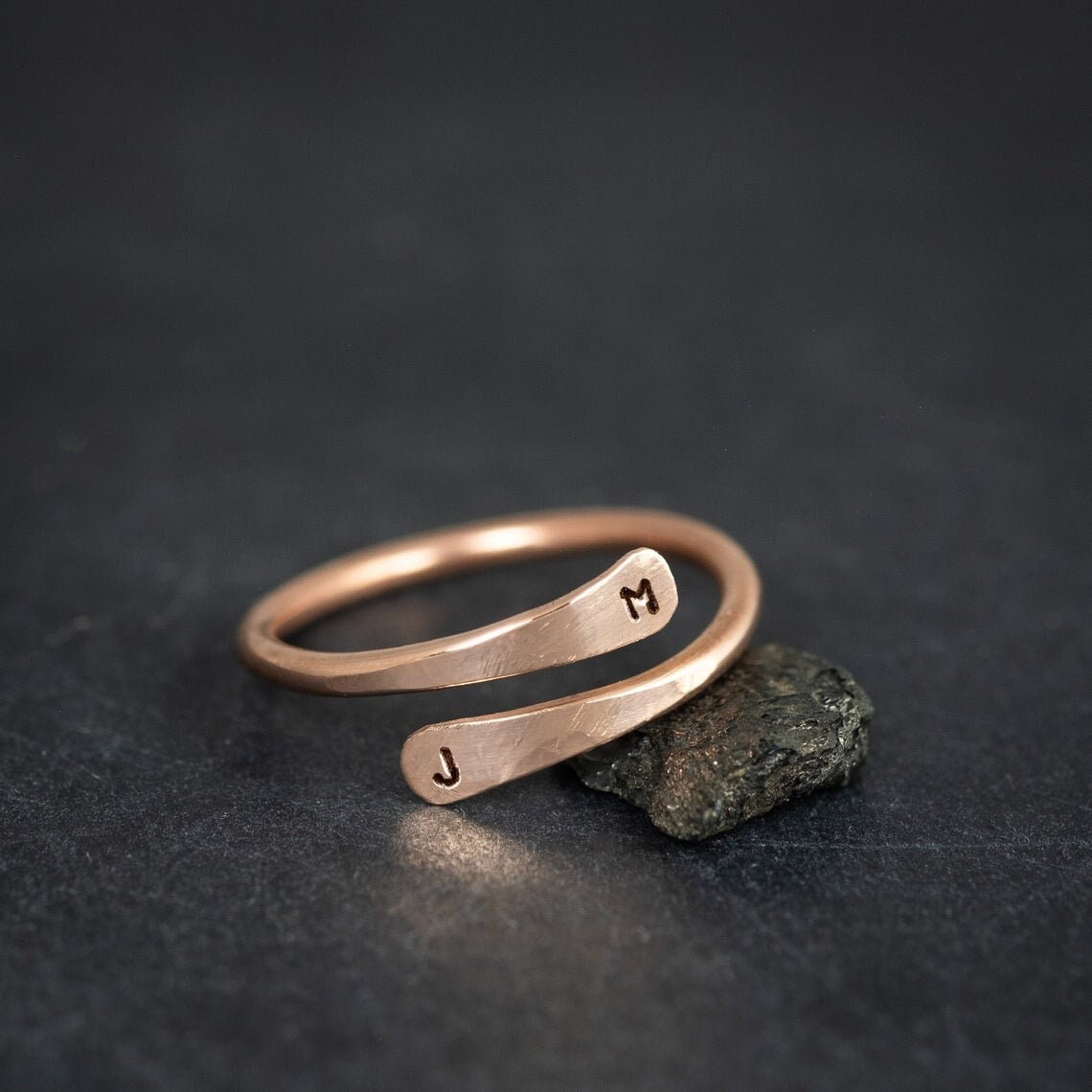 Anillo personalizado con letras personalizadas, anillos grabados, joyería hecha a mano de cobre puro, regalos para esposo y esposa, regalo personalizado del séptimo aniversario