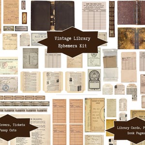 Może przedstawiać: Kolekcja zabytkowych efemeryd bibliotecznych, w tym okładki książek, bilety, karty biblioteczne, kieszenie i strony książek. Przedmioty są w różnych odcieniach brązu i beżu, niektóre z tekstem i pieczątkami. Widoczny jest tekst "Vintage Library Ephemera Kit".