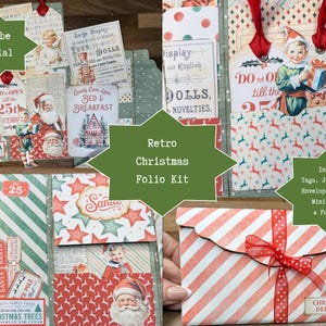 Puede incluir: Un kit de folio navideño retro que incluye efímeros de papel, etiquetas, tarjetas de diario, sobres y un mini cuaderno. El kit presenta ilustraciones de estilo vintage de Santa Claus, hombres de jengibre y elfos en papel estampado.