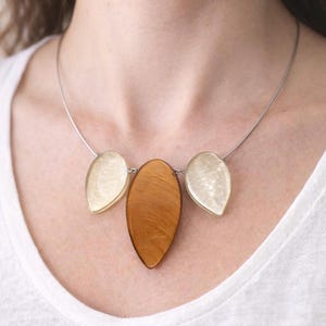 Concha de Capiz laminada en resina - collar - cadena de alambre fino hecha a mano - joyería ligera y elegante para mujer