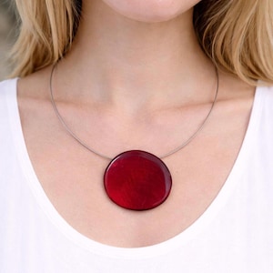 Statement Kette Capiz Muschel Anhänger rot – feine Drahtkette handgemacht – moderner Muschelschmuck - Damen Kette