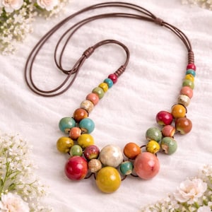 Naszyjnik z wyrazistym wzorem dla kobiet, uniwersalna biżuteria modowa, ręcznie robione koraliki ceramiczne, naszyjnik z pereł, naszyjnik z wstążką, ekstrawagancki naszyjnik modowy, wegański