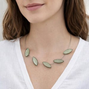 Capiz Muschel Halskette aus Harz – Feine Drahtkette handgemacht – leichter Sommerschmuck - Damen Statement Kette