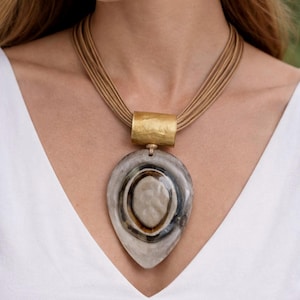 Collana importante per donna - Materiali naturali | Ciondolo grande | Collana in cotone | Stravagante ed elegante