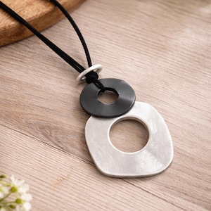 Statementhalsband 85 cm svart – treradigt – stort hänge 8 x 6 cm – damhalsband – modesmycken