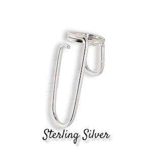 以下が含まれることがあります： ユニークなカーブデザインのスターリングシルバー製イヤーカフ。カフは片側が開いており、反対側に小さなループが付いています。