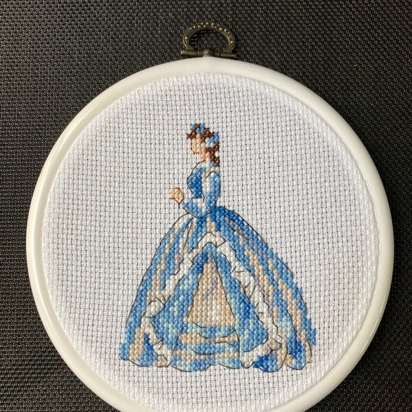 Broderie robe bleue à crinoline