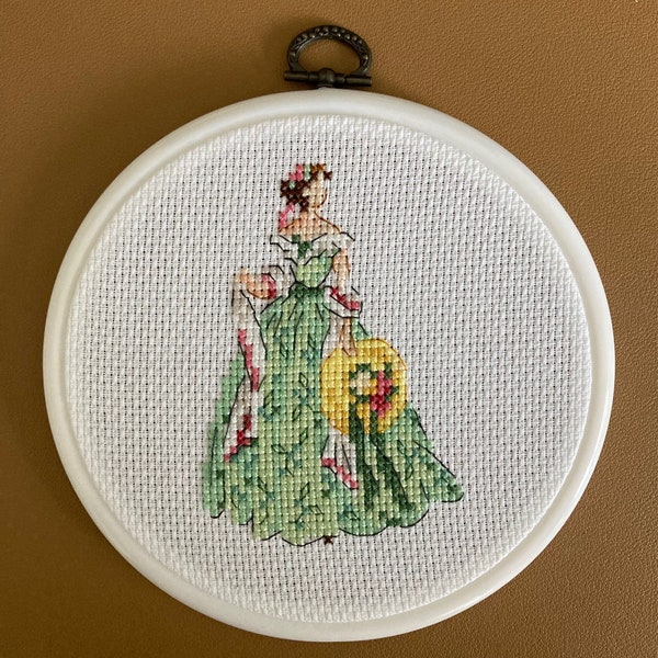 Broderie robe verte à crinoline