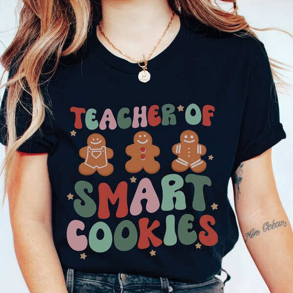 Cute Teacher Christmas Shirt, Teacher Of Smart Cookies, Retro Gingerbread Xmas Tee Pre-K Kindergarten Elementary School Teacher Holiday Gift