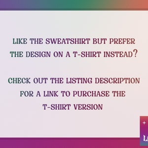 Pu&ograve; includere: Testo su sfondo bianco con bordo sfumato rosa e viola. Il testo recita: "Ti piace la felpa ma preferisci il design su una t-shirt? Controlla la descrizione dell'annuncio per un link per acquistare la versione t-shirt." Un logo in basso a destra recita: "The Top Lineup".