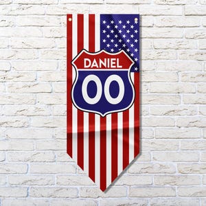 Fanion personnalisé de la Route 66 | Route 66 personnalisable | Décoration d'intérieur | Matériaux de haute qualité | Dimensions : 50 x 120 cm
