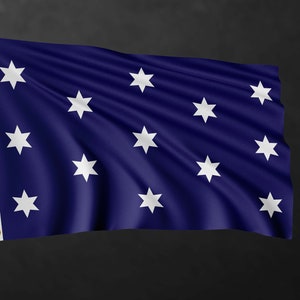 Peut inclure: Un drapeau rectangulaire présentant un champ bleu marine profond orné de treize étoiles blanches à six branches disposées en grille. Le drapeau comprend une bande verticale blanche sur le côté gauche avec deux œillets métalliques pour la fixation.