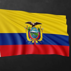 Op de afbeelding: De vlag van Ecuador, met een gele bovenste band, een blauwe middelste band en een rode onderste band. Het wapen van Ecuador staat in het midden, met een adelaar, bergen en een rivier.