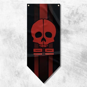 Könnte beinhalten: Ein schwarzes und rotes Banner mit einem roten Totenkopf- und Knochenkreuz-Design. Der Schädel hat einen weißen Umriss und schwarze Augen. Das Banner hat drei rote Streifen.