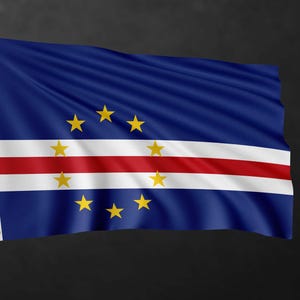 Può includere: La bandiera nazionale di Capo Verde presenta un campo blu scuro con una striscia orizzontale rossa bordata da due strisce bianche. Un cerchio di dieci stelle gialle a cinque punte è posizionato sulle bande orizzontali blu, bianche e rosse.