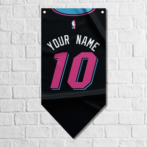 Support Drapeau Miami Heat – Fanion 30,5x76,2 Cm – Kit Adhésif Mur + Punaise – Collection Officielle