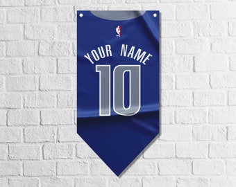 Gagliardetti personalizzabili dei Dallas Mavericks / Gagliardetti personalizzati Swallowtail / Materiali di alta qualità / Dimensioni: 50 x 100 cm