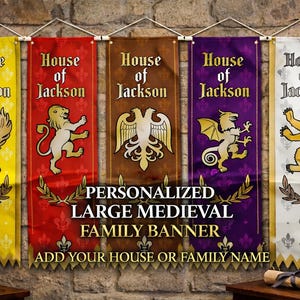 Puede incluir: Un conjunto de cinco estandartes familiares medievales personalizados. Cada estandarte presenta un color diferente y un símbolo heráldico único, incluyendo un fénix, un león, un águila, un dragón y un oso. El texto "House of Jackson" se muestra en cada estandarte.