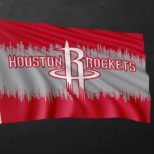 Könnte beinhalten: Eine rot-graue Flagge mit dem Logo der Houston Rockets. Das Logo zeigt eine weiße Silhouette eines Basketballspielers mit dem Buchstaben "R" in der Mitte. Die Worte "Houston Rockets" sind in Weiß über dem Logo geschrieben.