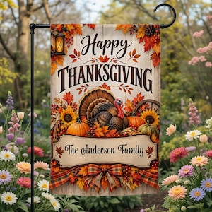 Puede incluir: Una bandera de jardín rectangular con un fondo de tablones de madera y el texto Happy Thanksgiving. Un pavo central está rodeado de calabazas, girasoles y hojas de otoño. Una pancarta en la parte inferior muestra The Anderson Family.