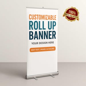 Peut inclure: Une bannière enroulable blanche avec le texte "CUSTOMIZABLE ROLL UP BANNER" en orange et bleu sarcelle. La bannière comprend également le texte "YOUR DESIGN HERE" et "EDIT TEXT, IMAGE, & COLORS". Un sceau "100% HIGH QUALITY" doré et rouge est dans le coin supérieur droit.