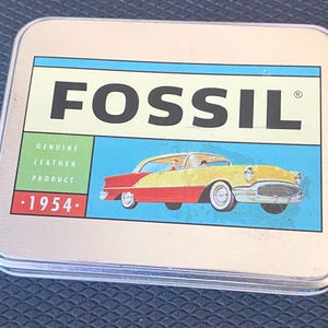 Cartera Fossil para hombre, de cuero negro, plegable, con bolsillo frontal y cierre a presión, con clip para billetes, estilo coleccionista, de hojalata Roadster